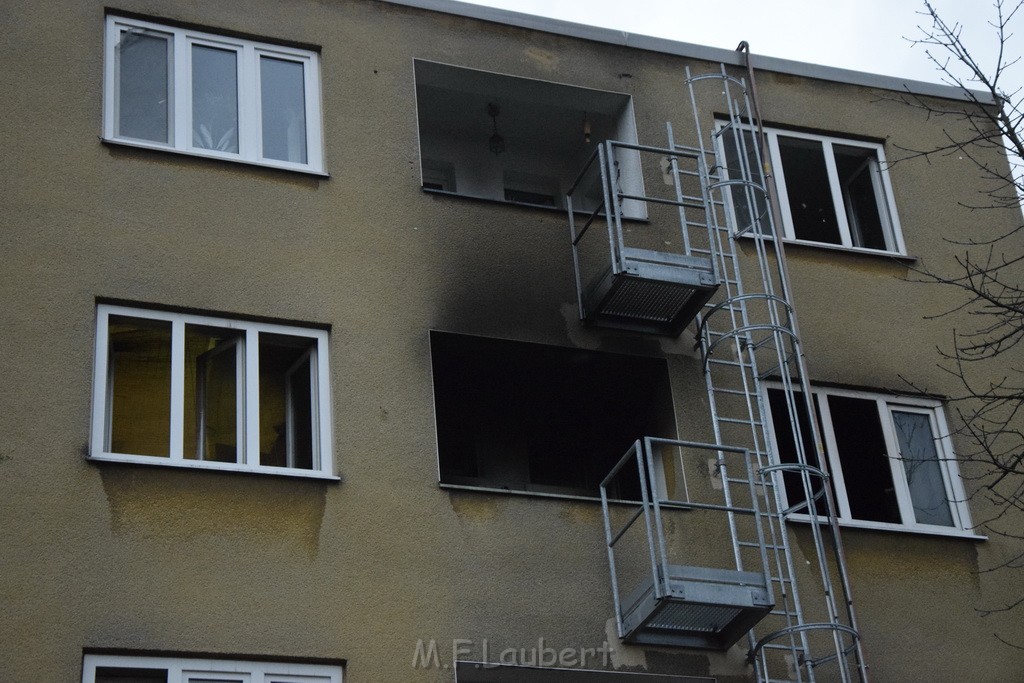 Feuer 2 Y durch Weihnachtsbaum  Koeln Ehrenfeld Alpenerstr P29.JPG - Miklos Laubert